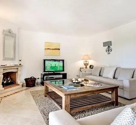 Sleeps 10 Air Con *