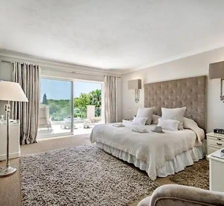 Sleeps 10 Air Con Villa *