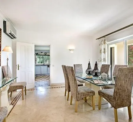 Sleeps 10 Air Con *
